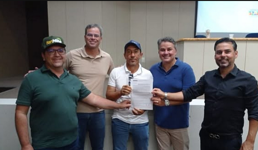 Jeffeson Menezes acompanha lideranças de Sumé em entrega de maquinários agrícolas na capital